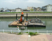 バックホウ台船(据付状況)